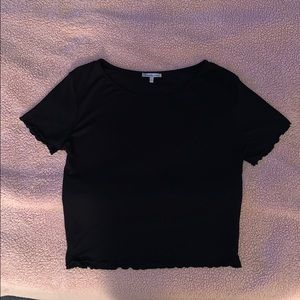 Ribbed black crop tee w/ scalloped sleeves/trim